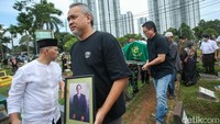 Jenazah Nugraha Besoes dimakamkan di TPU Menteng Pulo, Jakarta, Senin (6/2/2023).