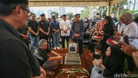 Iwan Bule dan Agum Gumelar turut memberikan pidato kedukaan terakhirnya di depan makam.