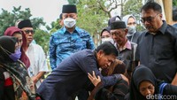 Agum Gumelar menyalami keluarga korban.