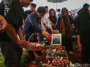Iwan Bule-Agum Gumelar Hadiri Pemakaman Mantan Sekjen PSSI Iwan Bule-Agum Gumelar Hadiri Pemakaman Mantan Sekjen PSSI