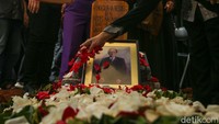 Nugraha Besoes, mantan Sekjen PSSI, meninggal dunia. Ia menghembuskan napas terakhirnya di usia 81 tahun.