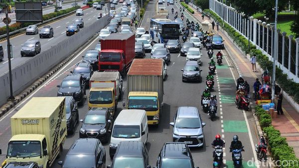 Jelang Demo Buruh, Lalu Lintas Depan DPR/MPR Mulai Macet