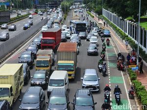 Jelang Demo Buruh, Lalu Lintas Depan DPR/MPR Mulai Macet