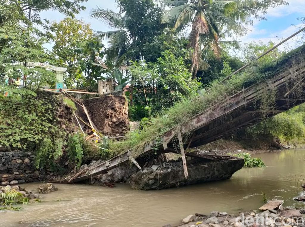 Tolong! Jembatan Penghubung Desa di Sumedang Ambruk