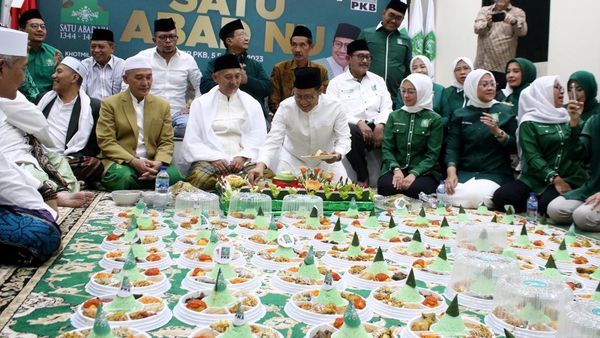 Momen PKB Potong Tumpeng Tasyakuran Satu Abad NU