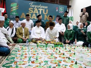 Momen PKB Potong Tumpeng Tasyakuran Satu Abad NU Momen PKB Potong Tumpeng Tasyakuran Satu Abad NU