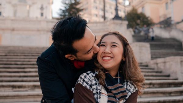 7 Potret Bulan Madu Kiky Saputri Bareng Suami di Eropa, Pamer Kemesraan