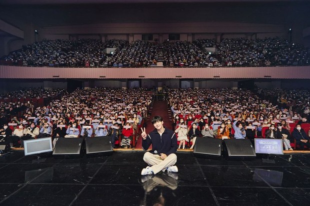Kim Seon Ho menggelar Fan Meeting di Seoul/Foto: Instagram.com/seonho__kim Kim Seon Ho menggelar Fan Meeting di Seoul