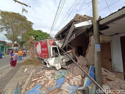 Rumah Warga Blitar Hampir Ambruk Tertabrak Mobil Boks