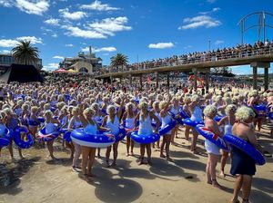 Lebih dari 500 Marilyn Monroe Berenang Bersama untuk Galang Dana Penelitian Kanker Lebih dari 500 Marilyn Monroe Berenang Bersama untuk Galang Dana Penelitian Kanker