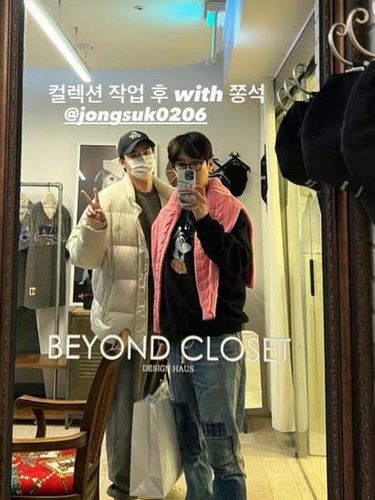 Lee Jong Suk mengenakan topi merchandise konser IU