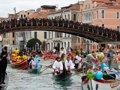 Potret Meriahnya Parade Topeng di Venice Carnaval