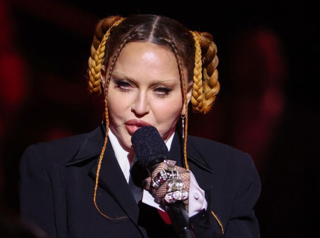 Madonna Balas Komentar Pedas Netizen yang Sebut Wajahnya Terlalu Banyak Oplas