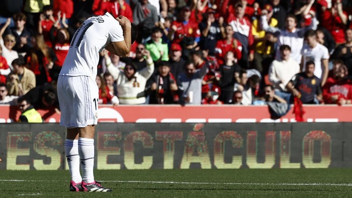 Soccer Football - LaLiga - RCD Mallorca v Real Madrid - Visit Mallorca Stadium, Palma, Mallorca, Spain - February 5, 2023 Real Madrids Marco Asensio looks dejected after he misses a penalty REUTERS/Juan Medina