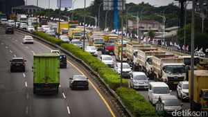 Masuk Kerja Lagi, Lalin Tol JORR Merah di Tanjung Barat
