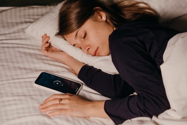 Meletakkan handphone di dekat tempat tidur