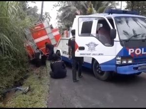 Mobil Damkar Badung Terperosok ke Got di Petang Mobil Damkar Badung Terperosok ke Got di Petang
