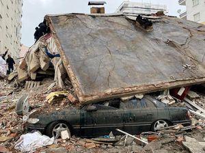 Lihat Lagi Potret Mobil Ringsek Imbas Gempa Turki-Suriah Lihat Lagi Potret Mobil Ringsek Imbas Gempa Turki-Suriah
