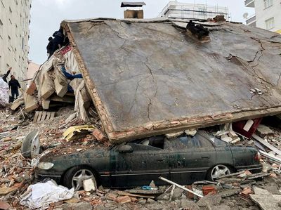 Lihat Lagi Potret Mobil Ringsek Imbas Gempa Turki-Suriah