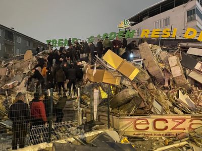Momen Evakuasi Korban Gempa dari Reruntuhan Gedung di Turki