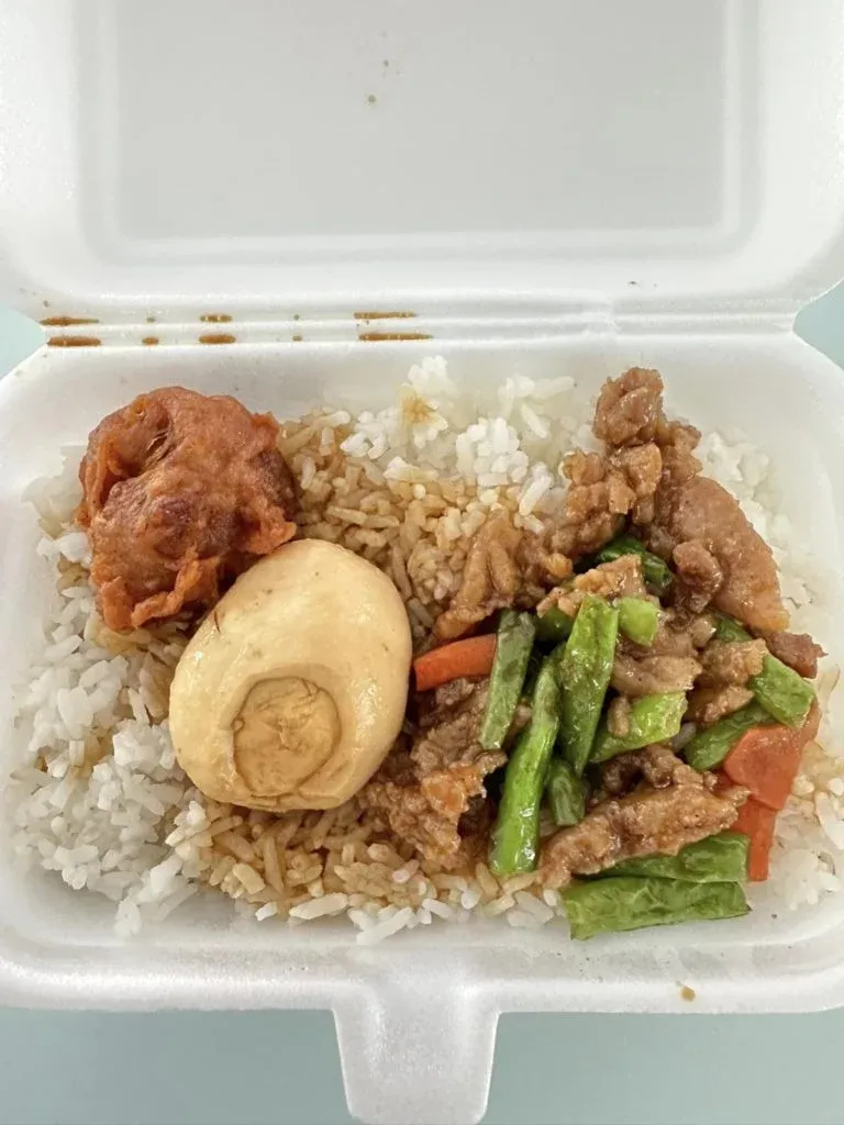 Mulia! Kedai Ini Jual Nasi Rames Rp 22 Ribu Untuk Bantu Lansia