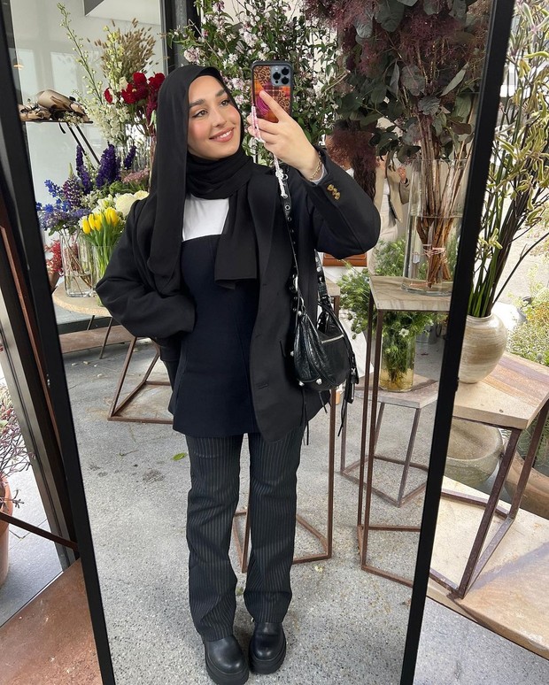 Nawal Sari | Foto: Instagram | @nawalsari Mix & match rok dengan celana dari selebriti dan influencer dunia