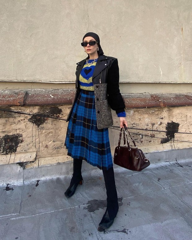 Noor Elkhadi | Foto: Instagram | @roses_are_rosie Mix & match rok dengan celana dari selebriti dan influencer dunia