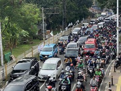 Banyak Angkot Ngetem, Warga Ngeluh Jalan Lenteng Agung Tiap Pagi Macet