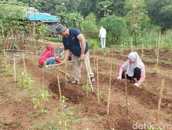 Asa Penyandang Disabilitas Cimahi Berteman dengan Ladang