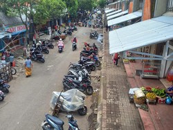 Lantai 2 Pasar Anyar Singaraja Sepi Pembeli, Pedagang Kucing-kucingan