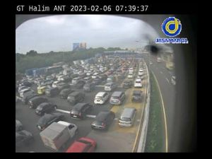 Pintu Tol Halim Arah Cawang Macet Imbas Contraflow