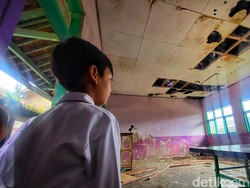 Pilu Siswa Sukabumi Belajar di Kelas Rusak, Kalau Hujan Bubar!