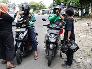 Komunitas Warteg Pendukung Ganjar Bagi-bagi Makanan di Cibinong