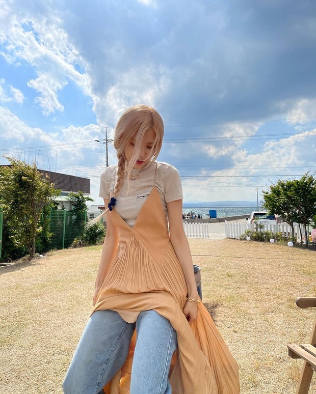 Rosé | Foto: Instagram | @roses_are_rosie Mix & match rok dengan celana dari selebriti dan influencer dunia