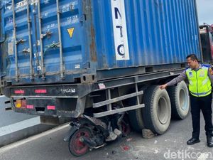Pemotor Tabrak Truk Kontainer Rusak di Flyover Mal SKA Pekanbaru Pemotor Tabrak Truk Kontainer Rusak di Flyover Mal SKA Pekanbaru