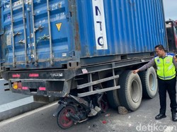 Pemotor Tabrak Truk Kontainer Rusak di Flyover Mal SKA Pekanbaru
