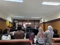 Isak Tangis Anak Korban Pembunuhan Dukun Sadis Sukabumi di Sidang