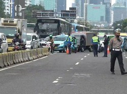 Polisi Rekayasa Lalin Jalan Gatot Subroto Imbas Demo Buruh di Depan DPR