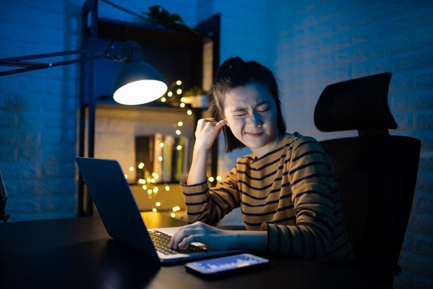 Kondisi lembap telinga akibat memakai earphone terlalu sering membuat bakteri dna kuman mudah tumbuh dan berkembang di dalamnya.