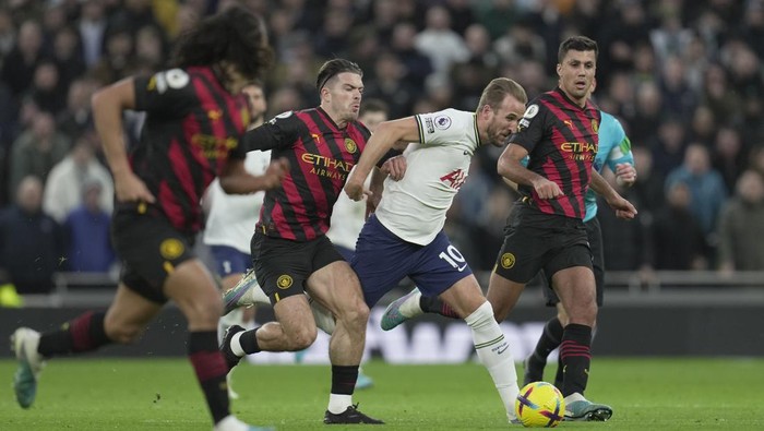 Tottenhams Harry Kane, 3rd left, is challenged by Manchester Citys Jack Grealish, 2nd left, during an English Premier League soccer match between Tottenham Hotspur v Manchester City at the Tottenham Hotspur Stadium in London, Sunday, Feb. 5, 2023. (AP Photo/Kin Cheung)