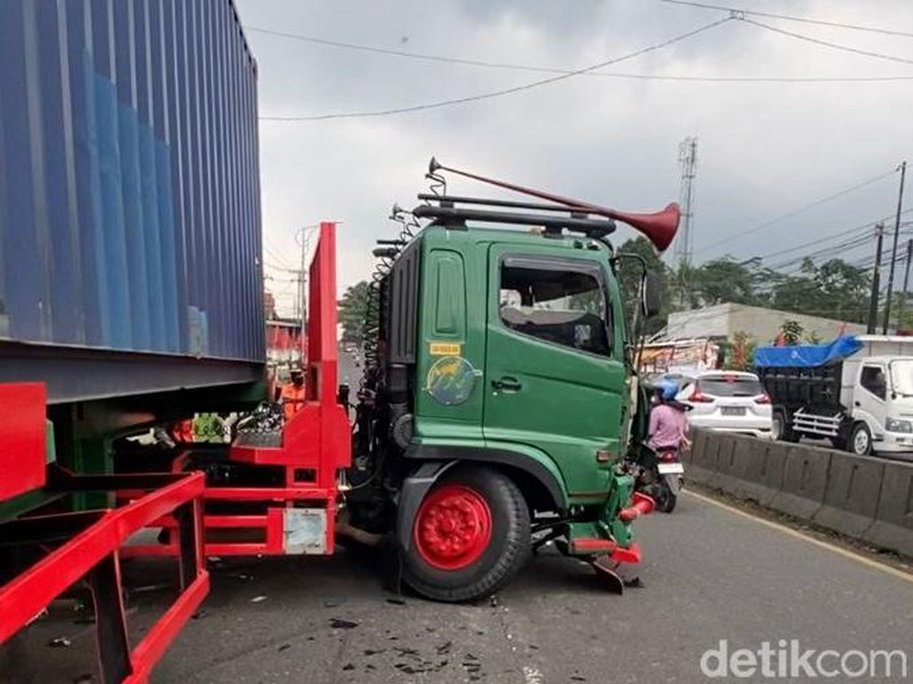Truk Kontainer Tabrak 2 Motor-Mobil di Bergas Semarang, Lalin Macet