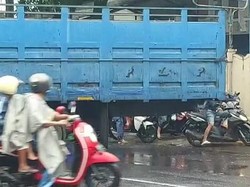 Truk Pengangkut Bahan Bangunan Mogok, Jalan Sesetan Macet Total