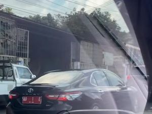 Beredar Video Mobil Dinas AB 1 E Terjebak Macet di Jalanan Jogja Beredar Video Mobil Dinas AB 1 E Terjebak Macet di Jalanan Jogja