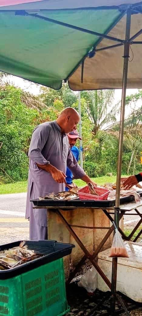 Viral Tukang Ikan Bakar 'Kembaran' Vin Diesel Lagi Jualan