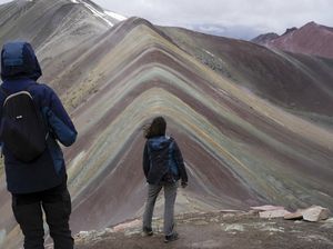 Warna-warni Cantik Gunung Pelangi di Peru