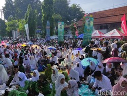Tak Semua Bisa Masuk Venue 1 Abad NU, Nahdliyin Istigasah Bareng di Jalan