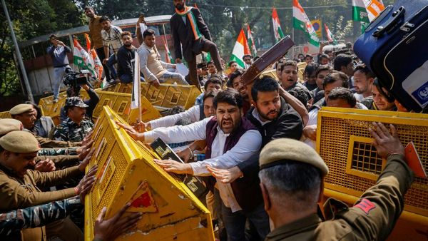 Aksi Demo Warga India yang Ngamuk Soal Skandal Orang Terkaya Asia