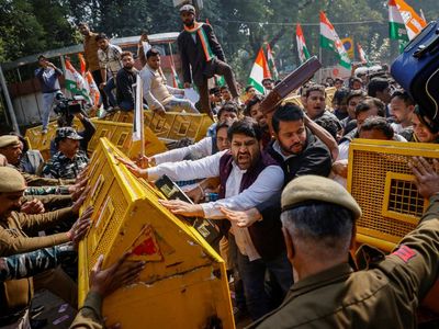 Aksi Demo Warga India yang Ngamuk Soal Skandal Orang Terkaya Asia