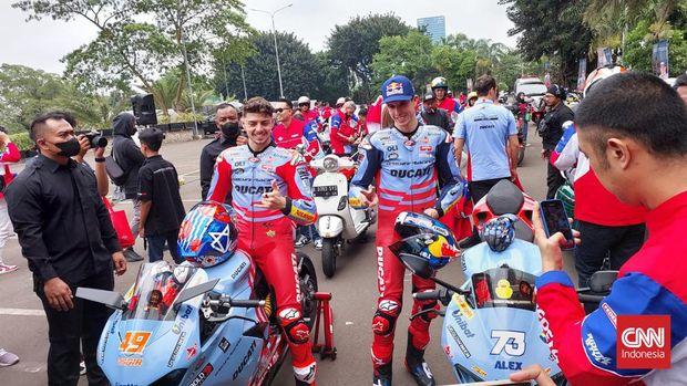 Pembalap Gresini Racing Alex Marquez dan Fabio Di Giannantonio berkendara menggunakan Ducati Panigale di Jakarta, Selasa (7/2/2023).