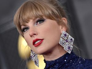 Taylor Swift Makan Malam Bareng Sophie Turner, Ngobrolin Apa Tuh? Taylor Swift Makan Malam Bareng Sophie Turner, Ngobrolin Apa Tuh?